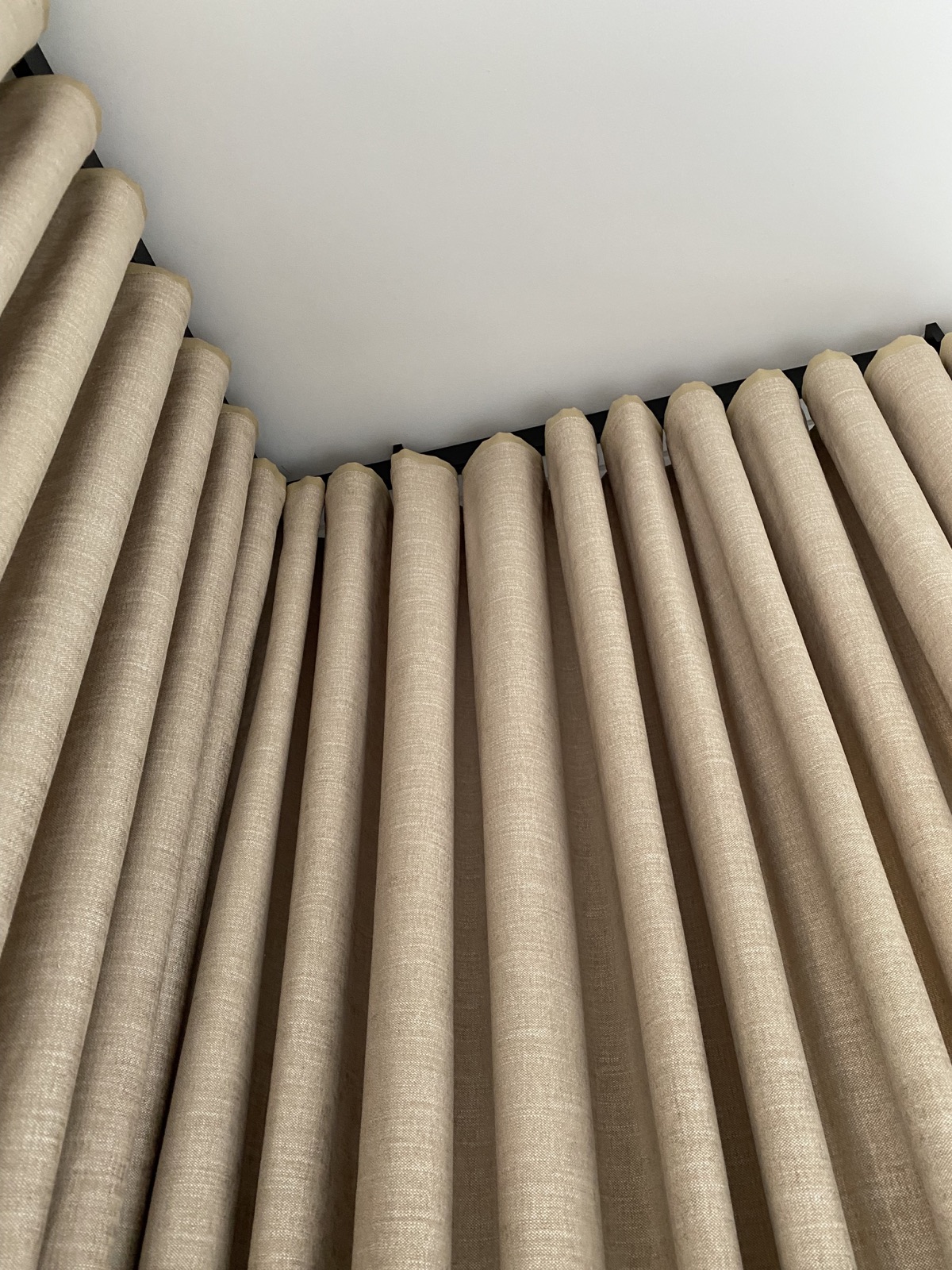 Ceiling-mounted neutral curtains